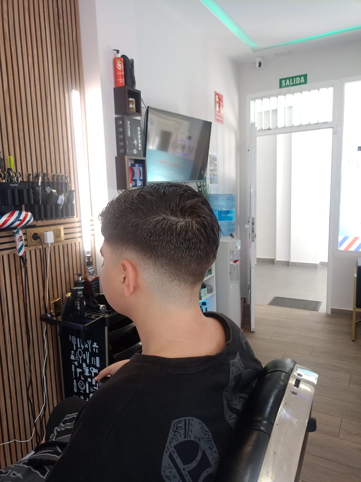 Corte de cabello moderno en Peluquería Cobeña